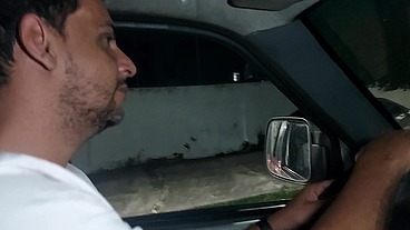 Fazendo uma sacanagem dentro do carro pelas ruas da zona norte e depois fizemos um surubão