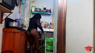 Maman Au Gros Cul Baise Son Beau-Fils À La Cuisine En Voyant Son érection - Une belle-mère plantureuse a un orgasme inattendu dans la cuisine.