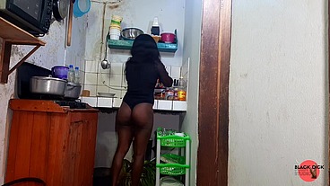 Maman Au Gros Cul Baise Son Beau-Fils À La Cuisine En Voyant Son érection - Une belle-mère plantureuse a un orgasme inattendu dans la cuisine.