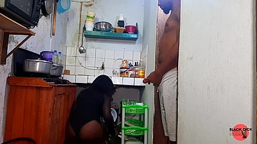 Maman Au Gros Cul Baise Son Beau-Fils À La Cuisine En Voyant Son érection - Une belle-mère plantureuse a un orgasme inattendu dans la cuisine.