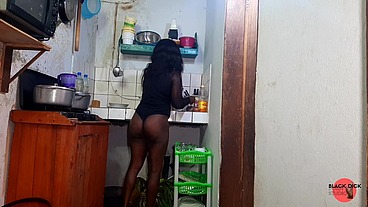 Maman Au Gros Cul Baise Son Beau-Fils À La Cuisine En Voyant Son érection - Une belle-mère plantureuse a un orgasme inattendu dans la cuisine.