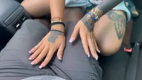 je me fais tailler une pipe dans la voiture