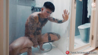 Onani, stort sexlegetøj – ung tatoveret japansk Yoshi Kawasaki i piercing røvknepning