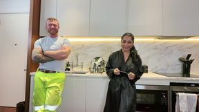 el fontanero viene a casa y termino con su polla en mi boca- yasmina khan