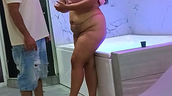 sexo en el jacuzzi con el recepcionista del motel