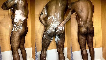 Peludo Musculoso no Banho