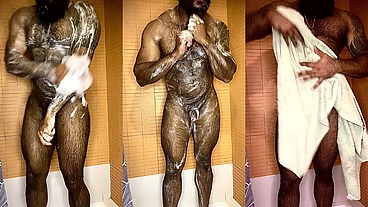 Peludo Musculoso no Banho