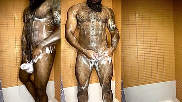 Peludo Musculoso no Banho