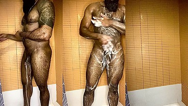Peludo Musculoso no Banho