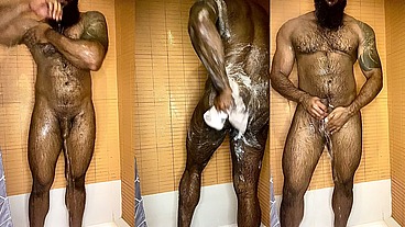Peludo Musculoso no Banho