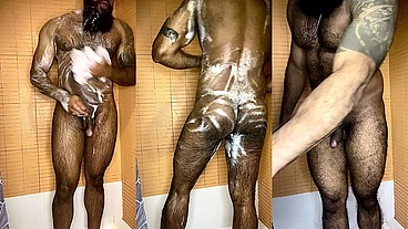 Peludo Musculoso no Banho