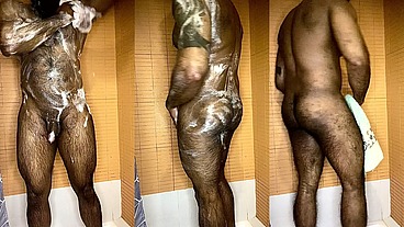 Peludo Musculoso no Banho