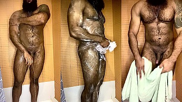 Peludo Musculoso no Banho