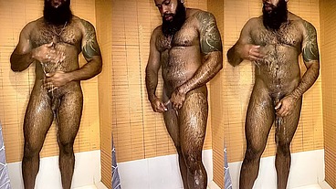 Peludo Musculoso no Banho