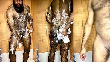 Peludo Musculoso no Banho