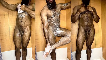 Peludo Musculoso no Banho