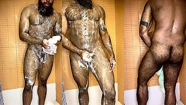 Peludo Musculoso no Banho