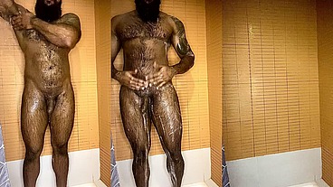 Peludo Musculoso no Banho