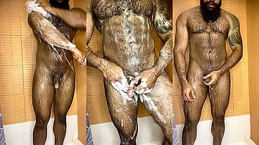 Peludo Musculoso no Banho
