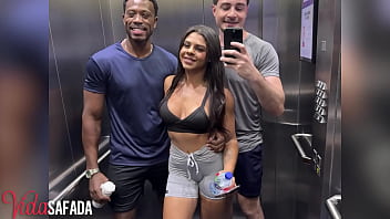 Nosso novo personal trainer &eacute_ muito atencioso. deu uma aula de como foder a esposa ap&oacute_s o treino.