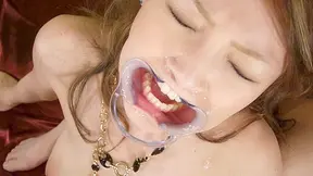 Rika Sakurai Masturba Con Juguetes En Su Coño Mojado