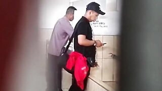 Peruano ofrece su verga en baño publico