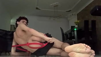 Twink Latino posa el culo y los pies en el piso fr&iacute_o