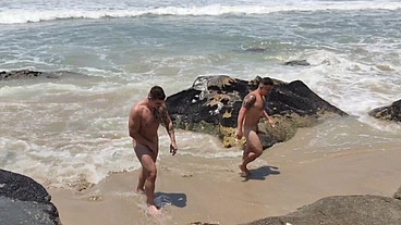 Entre olhares, química e o clima pau já durão na sunga, fodi o turista gostoso na praia.