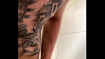 MACHO GOSTOSO TATUADO BRANQUINHO DELICIA