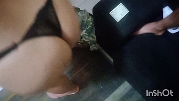 Ruiva procura um massagista pra relaxar e acaba levando pica na buceta e gozada de dois homens