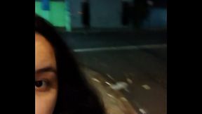 Puta safada mostrando os peitos e a buceta na rua