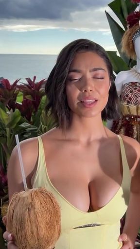 Hawaiian celebrity babe shows off her big bust in a bikini