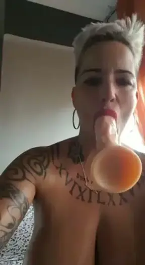 no se si hace una calor terrible o es que estoy super cachonda , pero estoy toda sudada , las gotas de sudor recorren mi cuerpo , mis manos se deslizan por mi cadera , , quiero follar a cuatro patas…