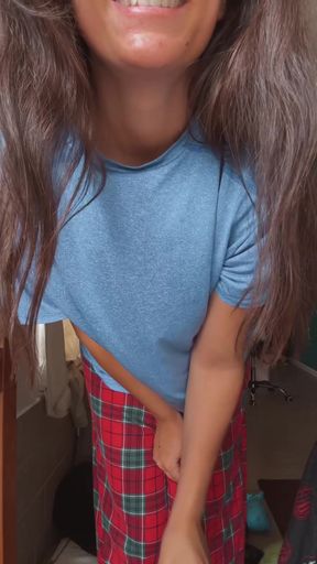 Amateur with big tits and ass exposes her onlyfans pussy