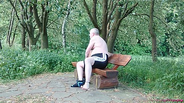 Pause in Strumpfhose auf der Radtour 2