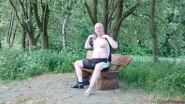 Pause in Strumpfhose auf der Radtour 2