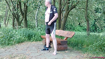 Pause in Strumpfhose auf der Radtour 2