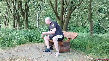 Pause in Strumpfhose auf der Radtour 2