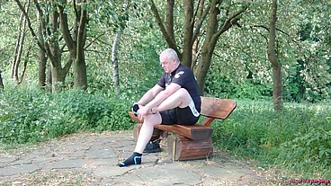 Pause in Strumpfhose auf der Radtour 2