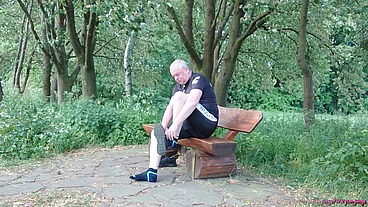 Pause in Strumpfhose auf der Radtour 2
