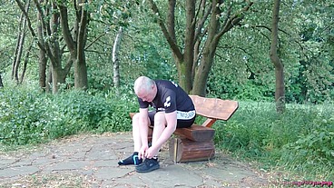 Pause in Strumpfhose auf der Radtour 2