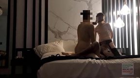 dos mexicanas bi se banan en aceite y masajean fuerte sus vaginas, madura y aceitadas follando terminan pidiendo mi verga