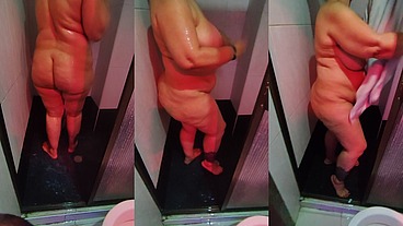 Sexo en la Ducha Con una Puta madura