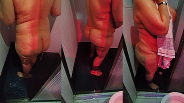Sexo en la Ducha Con una Puta madura