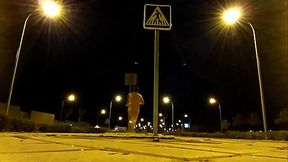 Corriendo desnudo en la calle por la noche y casi atrapado por un coche