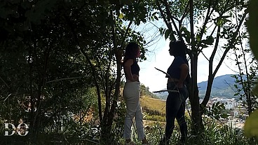 Le tengo ganas a mi vecina lesbiana, entonces la seduzco y me la llevo a chuparle el coño y a meterle la lengua en su culo