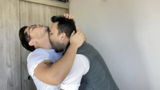 Video amatoriale di giovani gay amatoriali che vengono scopati analmente, con un grosso cazzo