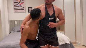 sentando a rola no mexicano musclegummy