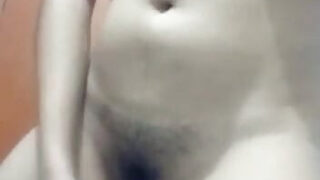 Дразнящий фейсситтинг перерастает в жестокий анальный фистинг для грязной шлюхи.