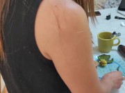 Hermanastra viene a darme una mano con la limpieza del hogar , me ayuda en ropa interior. Big ass